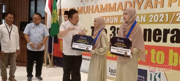 Hadiri Akhirussanah, Bung Dance Serahkan Penghargaan Kepada Peserta Didik