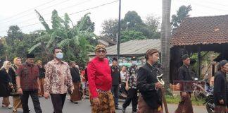 Ikuti Kirab Budaya, Andang Tampil Elegan Kenakan Pakaian Adat Jawa