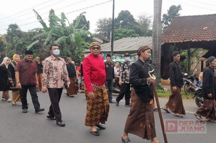 Ikuti Kirab Budaya, Andang Tampil Elegan Kenakan Pakaian Adat Jawa