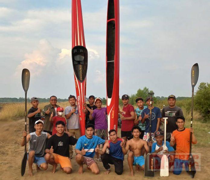 Kenedi Serahkan Bantuan Prahu Kano dan Dayak pada PODSI Pekalongan