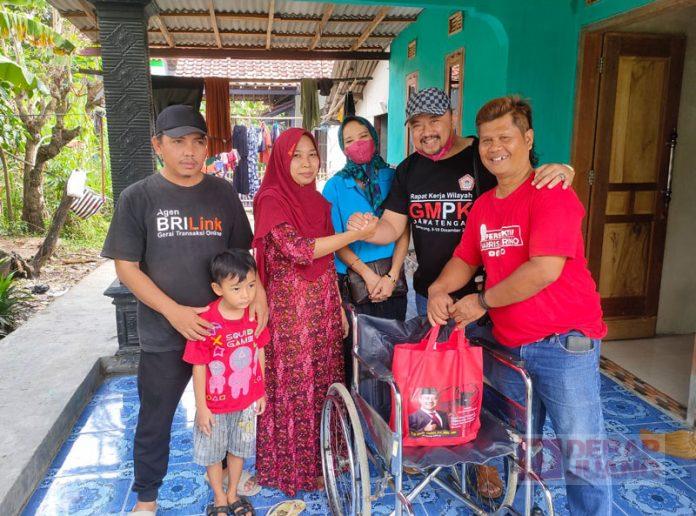 KomandanTe Sumartin Berikan Kursi Roda Bagi Warga Plumbungan