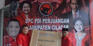 Momentum Bulan Bung Karno, Taufik Nurhidayat Berikan Bantuan Kursi Roda