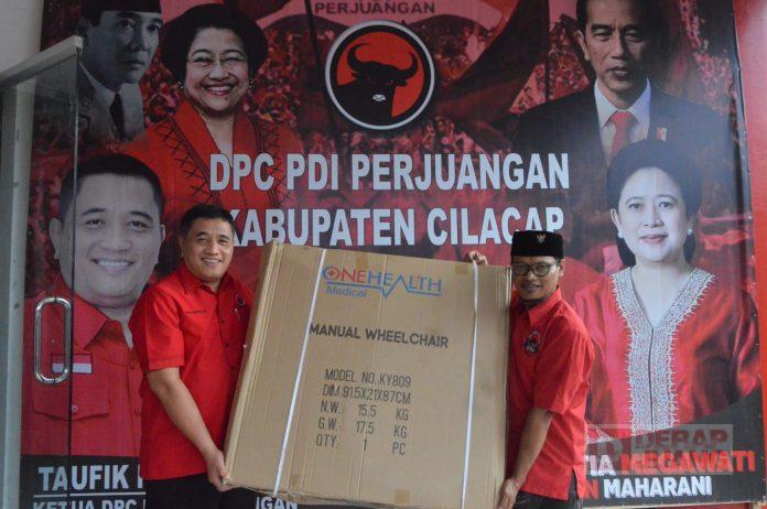 Momentum Bulan Bung Karno, Taufik Nurhidayat Berikan Bantuan Kursi Roda