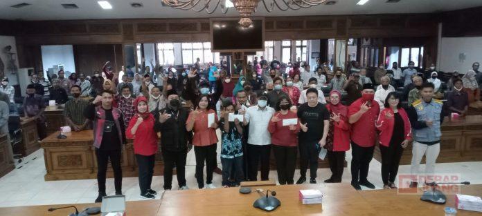 PDI Perjuangan Salatiga Berikan BSPS Kepada Masyarakat (2)