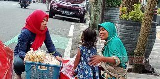 Peduli Sesama, Novi Berikan Santunan Kepada Penjual Kerupuk Pinggir Jalan