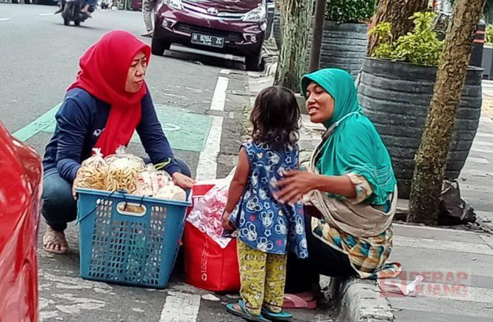 Peduli Sesama, Novi Berikan Santunan Kepada Penjual Kerupuk Pinggir Jalan