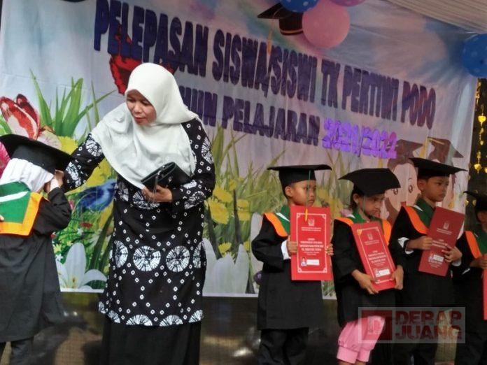 Pelepasan TK Pertiwi, Warti Suci Semoga Menjadi Anak yang Berilmu dan Beriman