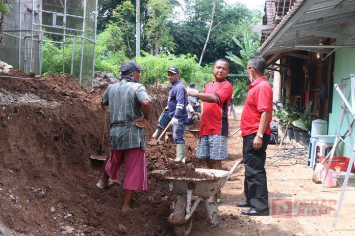Turun Lapangan, Sarmin Pantau Pembangunan Jalan di Kauman Kidul