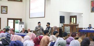 Wabup Rober Suntikkan Optimisme Bagi Calon Wisudawan