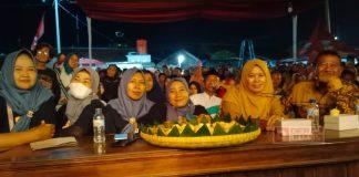 Berbaur Bersama Warga, Warti Suci Nonton Wayang Golek di Legenonan Desa Podo