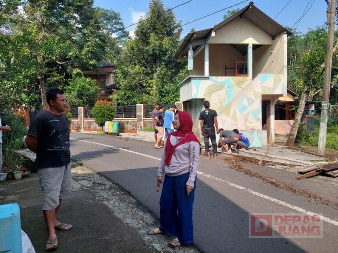 Wujud Kepedulian Dhini Ikuti Kerja Bakti Bersih-bersih Lingkungan