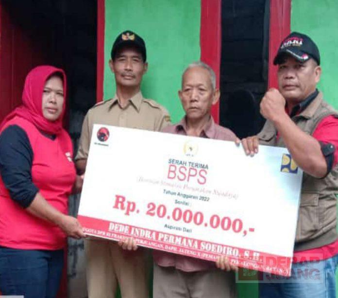 kader PDI Perjuangan Lebakbarang Serahkan Bantuan BSPS