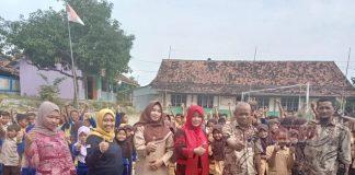 Bagi-Bagi Alat Tulis, Bibi Hastuti Harap Bisa Tingkatkan Semangat Belajar Siswa