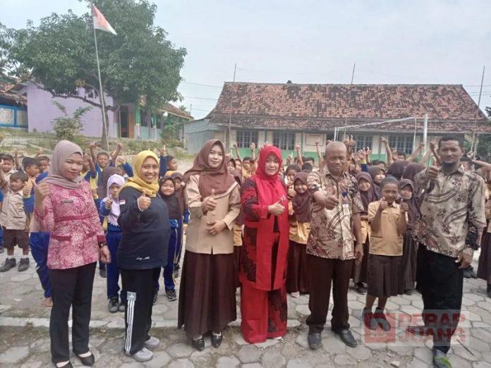 Bagi-Bagi Alat Tulis, Bibi Hastuti Harap Bisa Tingkatkan Semangat Belajar Siswa