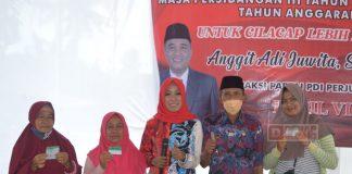 Bagikan KIS kepada Warga Pesanggrahan, Anggit: Sedia Payung Sebelum Hujan