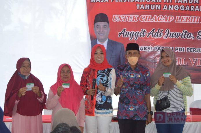 Bagikan KIS kepada Warga Pesanggrahan, Anggit Sedia Payung Sebelum Hujan