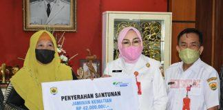 Berikan Santunan Kematian, Sri Sumarni: Semoga Dapat Ringankan Beban