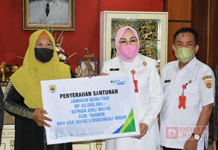 Berikan Santunan Kematian, Sri Sumarni Semoga Dapat Ringankan Beban