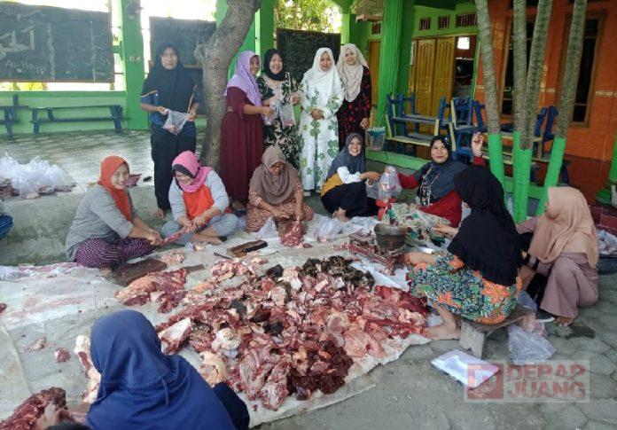 Bibi Hastuti Sumbang Seekor Sapi Bagi Pesantren Dzuriyah Ali Kartayuda