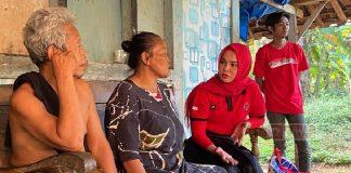 Blusukan, Hesti Nugroho Bagi Sembako ke Lansia