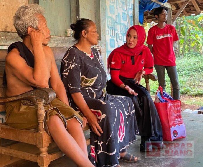 Blusukan, Hesti Nugroho Bagi Sembako ke Lansia