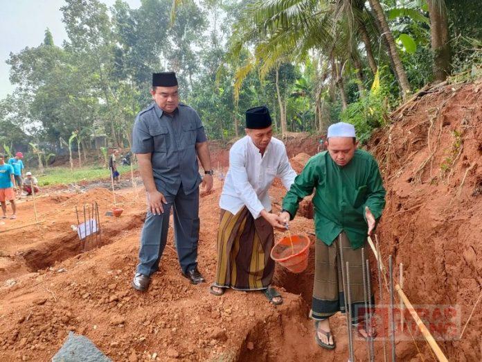 Edi Letakkan Batu Pertama Pembangunan Yayasan Yatama Desa Suwawal