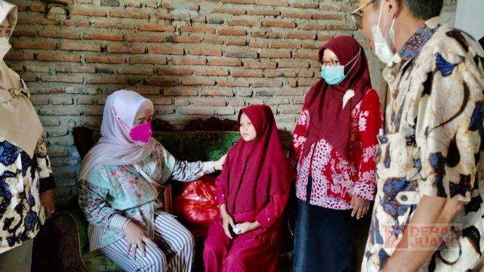 Ke Dapil, Dewi Aryani Beri Bantuan Warga Miskin dan Bumil Retan Resiko