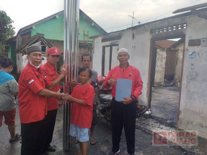 Kepedulian Kader Banteng Kepada Korban Kebakaran di Sokaraja Kulon