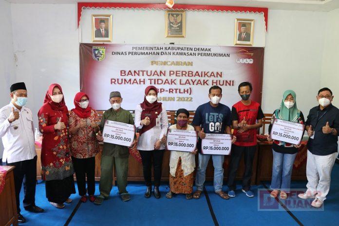 Mbak Eisti 39 Butir Kebaikan Kita Serahkan Masyarakat Kecamatan Demak