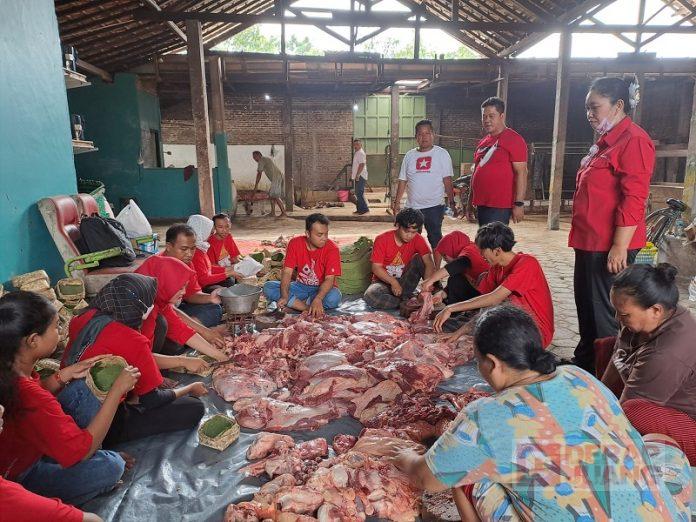 Momentum Idul Adha Dimanfaatkan DPC PDI Perjuangan Pati Sembelih 5 Ekor Sapi