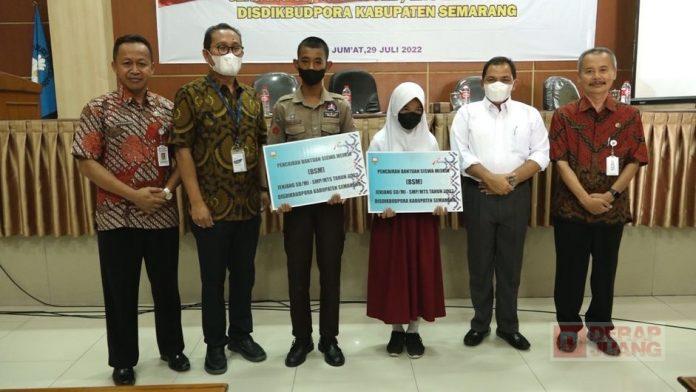 Ngesti Nugraha Serahkan Bantuan Kepada Siswa Kurang Mampu