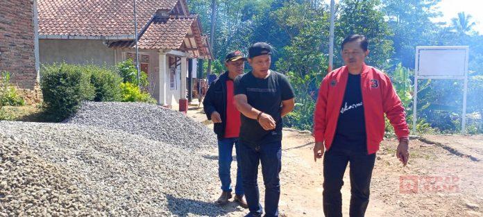 Pengaspalan Jalan di Desa Tunggara Bentuk Kepedulian Sri Ruwiyati
