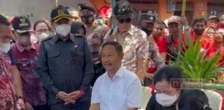 Puan Maharani Serahkan Bantuan Bedah Rumah, Disambut Sujud Syukur Warga