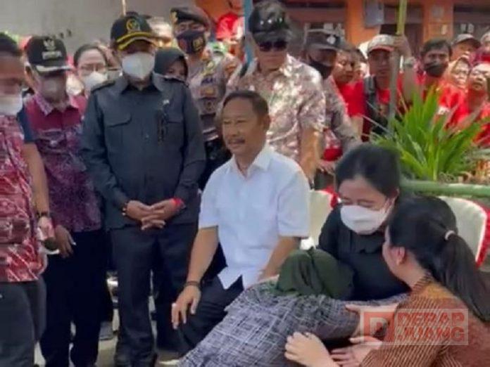 Puan Maharani Serahkan Bantuan Bedah Rumah, Disambut Sujud Syukur Warga