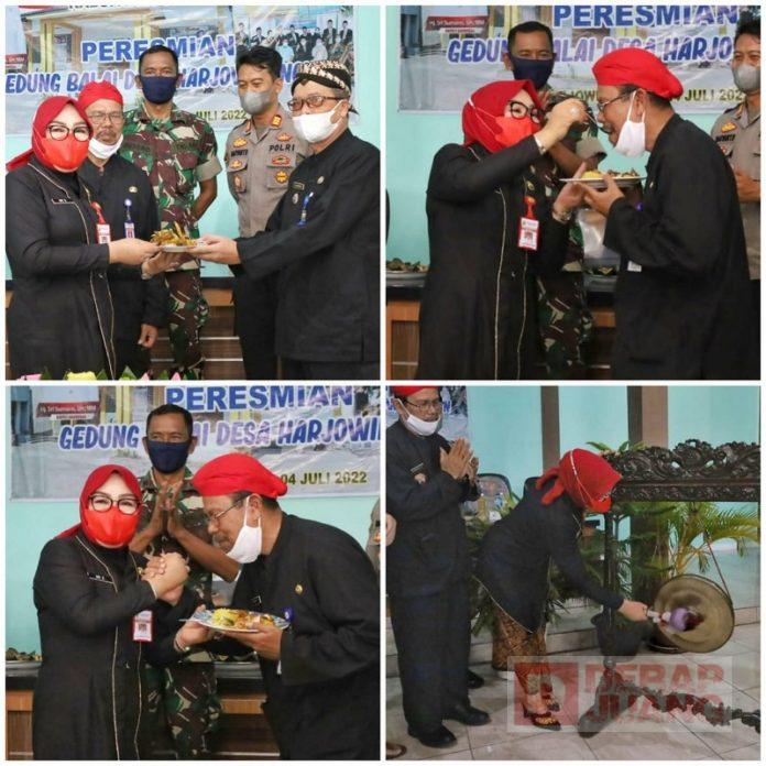 Resmikan Balai Desa Baru, Sri Sumarni Pelayanan Masyarakat Juga Harus Baik