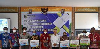 Mbak Eisti Serahkan Bantuan 50 Juta Warga Terdampak Rob Sayung