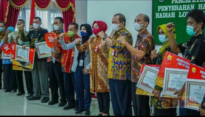Serahkan Hadiah Lomba Desa, Sri Sumarni Harap Jadi Pemicu Desa Lain