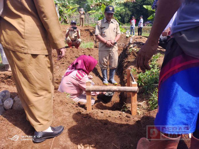 Sri Ruwiyati Lakukan Peletakan Batu Pertama Pembangunan Kolam Ikan Nila