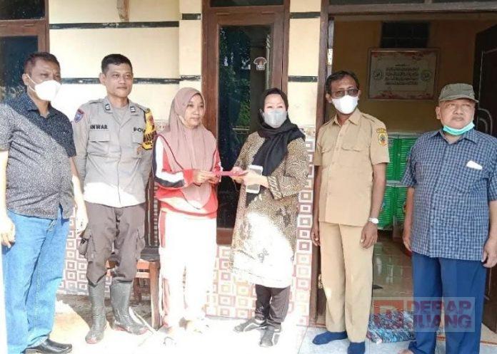 Suhartini Sambangi Korban Banjir di Sidokerto Pati (2)