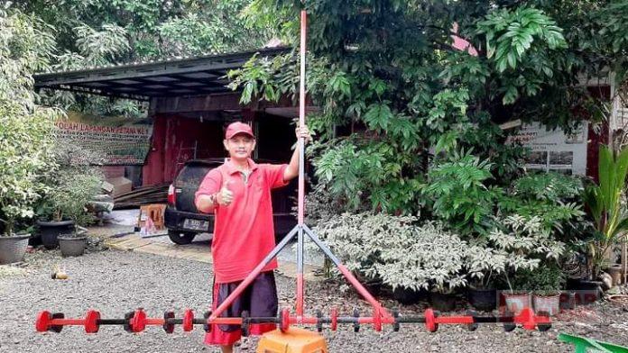 Sunarko Kembangkan Alat Pertanian Atap Madul