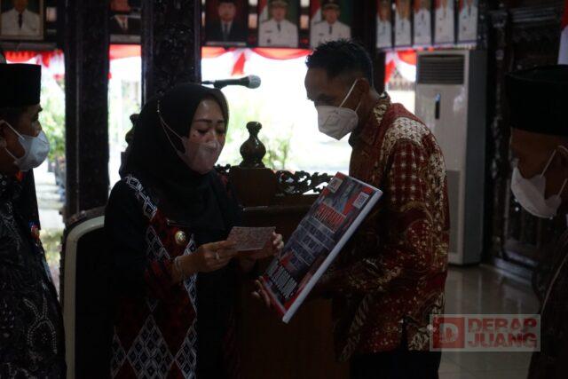 Terima BSPS, Warga Sirau Sampaikan Terimakasih Kepada Bupati Tiwi