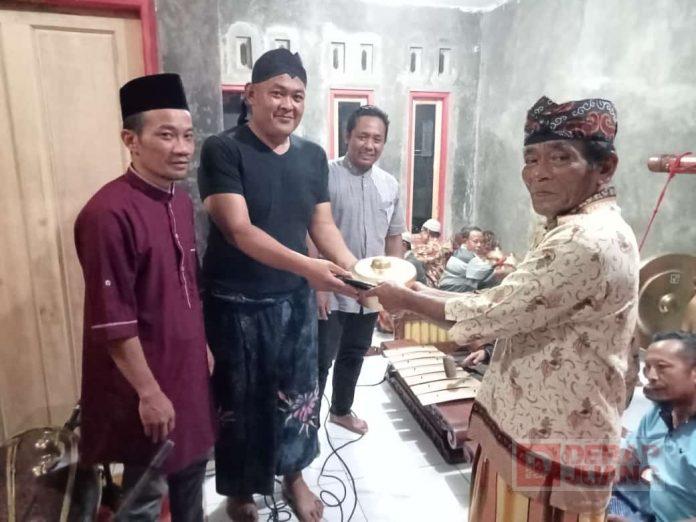 Wachyu Hidayat Serahkan Gamelan Kepada Kelompok Kesenian Kuda Lumping Sida Mukti Kencana