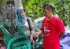Kadarwati Beri Support Pengrajin Tas Plastik