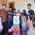 Santunan dari DPC Karanganyar untuk Aira