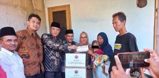 Santunan dari DPC Karanganyar untuk Aira