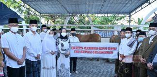 Etik Suryani Serahkan Hewan Kurban Selepas Sholat Idul Adha