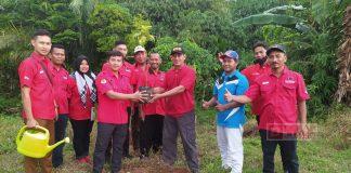 Hijaukan Bantaran Sungai, KomandanTe Bintang 2 Batang Serahkan 500 Bibit Pohon