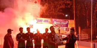 Hartanto Serahkan Penghargaan untuk Pemenang Turnamen Voli