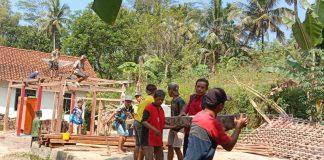 Spirit Gotong Royong PAC Karanggayam Bantu Pembangunan RTLH