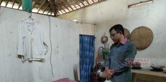 Rahmad Handoyo Berikan Kursi Roda untuk Kader yang Sakit